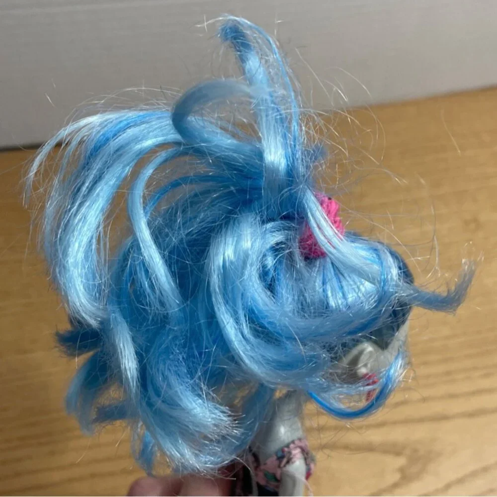 Monster High Doll Ghoulia Yelps Scaris City of Frights Red Zipper Earrings  2008